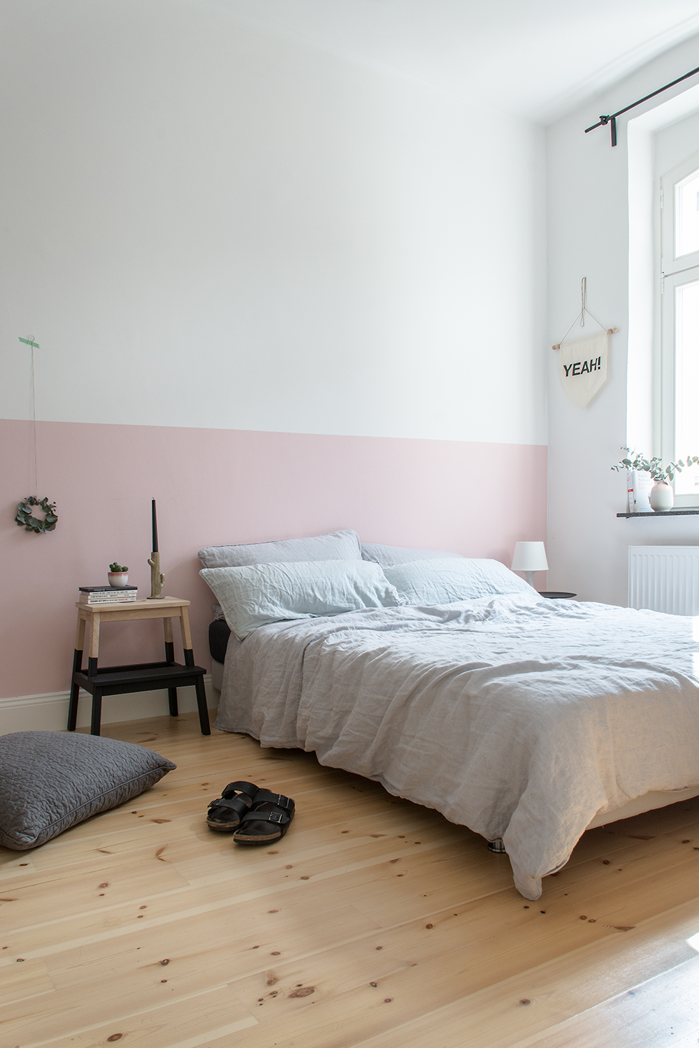 Half painted pink wall in the bedroom - www.craftifair.de